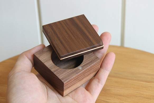 包容-缺角系列 / 胡桃木木戒盒-深邃經典款(可加購客製鐳雕) 第3張的照片
