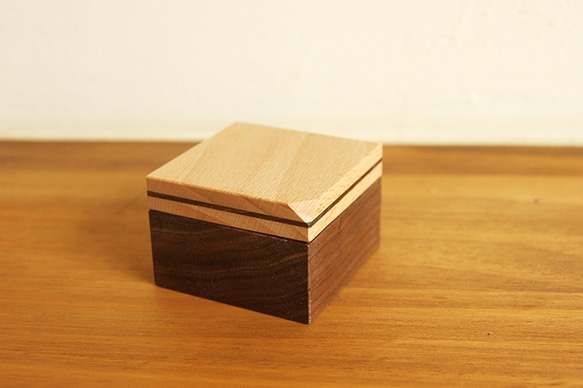 【あす楽対応商品】アンダーアングルシリーズ/木製リングボックス - エレガントなクラシック 1枚目の画像