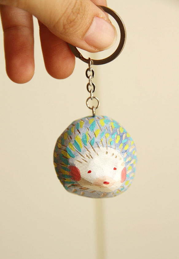 [ 預購款] 刺蝟木頭鑰匙圈-療癒系商品(粉藍-單隻販售) 第2張的照片