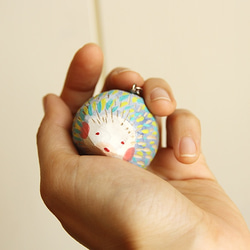 [ 預購款] 刺蝟木頭鑰匙圈-療癒系商品(粉藍-單隻販售) 第3張的照片