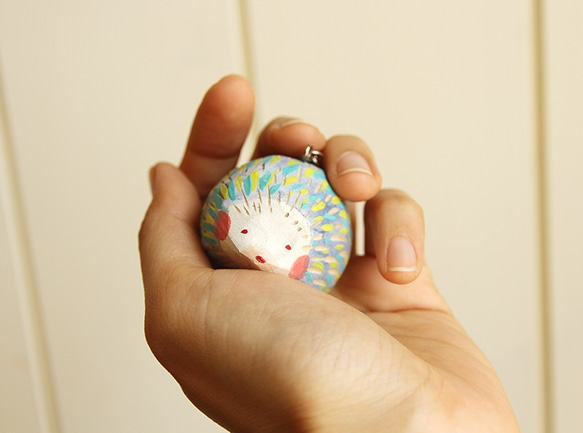 [ 預購款] 刺蝟木頭鑰匙圈-療癒系商品(粉藍-單隻販售) 第3張的照片