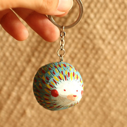 Hedgehog Wood Keyring  - ヒーリング商品（ブルーグリーン - 単品販売） 3枚目の画像