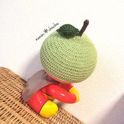 新生児ちゃんからかぶれる コットンで編んだ青りんごの帽子 2枚目の画像