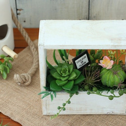【フェイク多肉】お家時間を楽しむ、シャビーな木製Boxに寄せ植えアレンジ。「Creema限定」 1枚目の画像