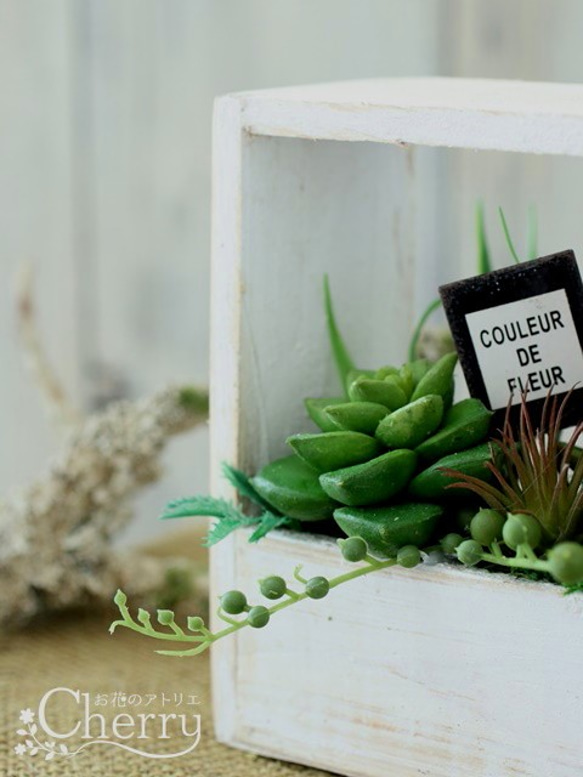 【フェイク多肉】お家時間を楽しむ、シャビーな木製Boxに寄せ植えアレンジ。「Creema限定」 3枚目の画像