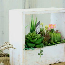 【フェイク多肉】お家時間を楽しむ、シャビーな木製Boxに寄せ植えアレンジ。「Creema限定」 2枚目の画像