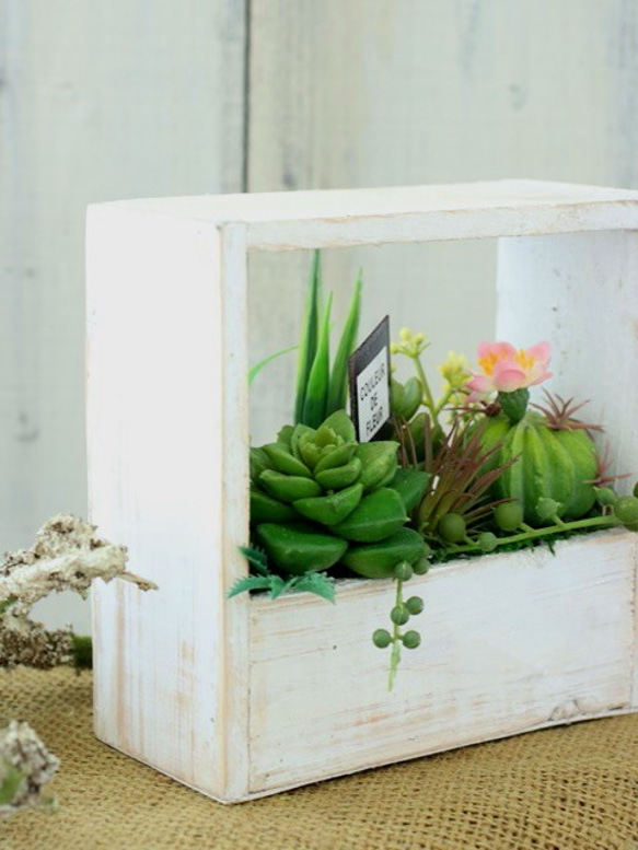 【フェイク多肉】お家時間を楽しむ、シャビーな木製Boxに寄せ植えアレンジ。「Creema限定」 2枚目の画像