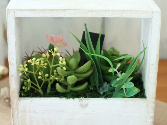【フェイク多肉】お家時間を楽しむ、シャビーな木製Boxに寄せ植えアレンジ。「Creema限定」 5枚目の画像