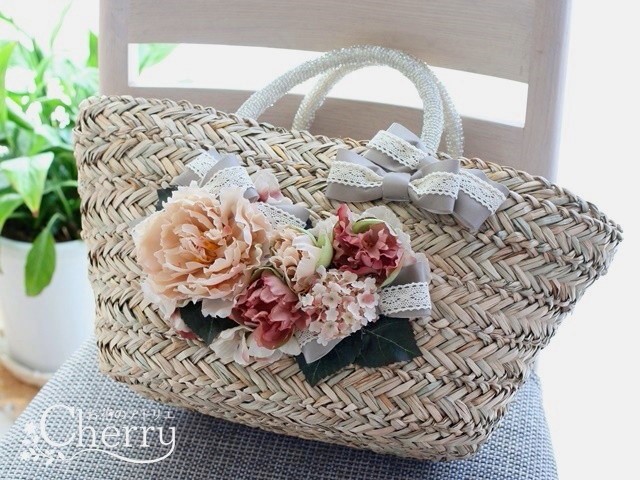 白いお花のカゴバッグ 楽天市場】現品限りモニター価格 50%OFF 【お花飾りカゴバッグ