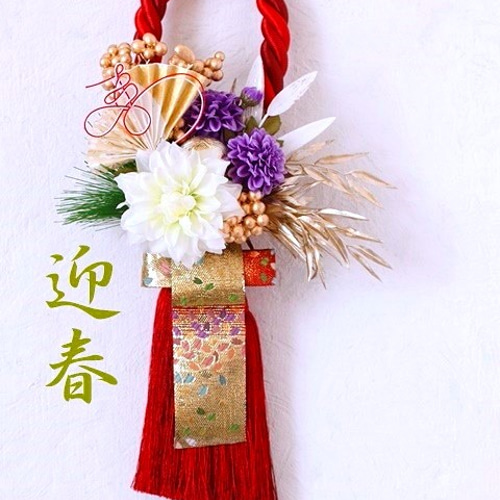 クリスマスリースお正月にも艶やか紅白リース