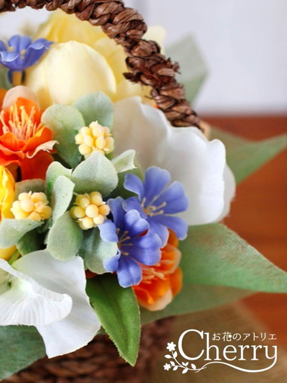 【春アレンジ】ウサギさん付き、ビタミンカラーのお花いっぱいミニバスケットアレンジ。♪ 3枚目の画像
