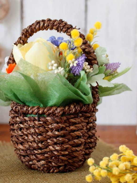 【春アレンジ】ウサギさん付き、ビタミンカラーのお花いっぱいミニバスケットアレンジ。♪ 7枚目の画像
