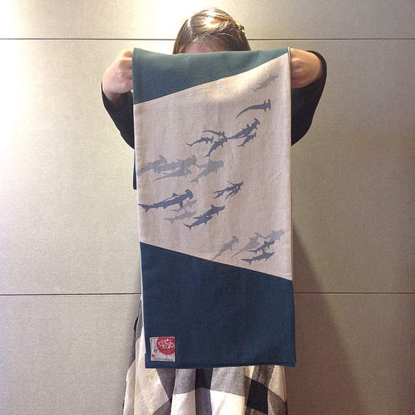 設計款RS176 - 【鯊魟悠游】手作純棉圍巾 第5張的照片