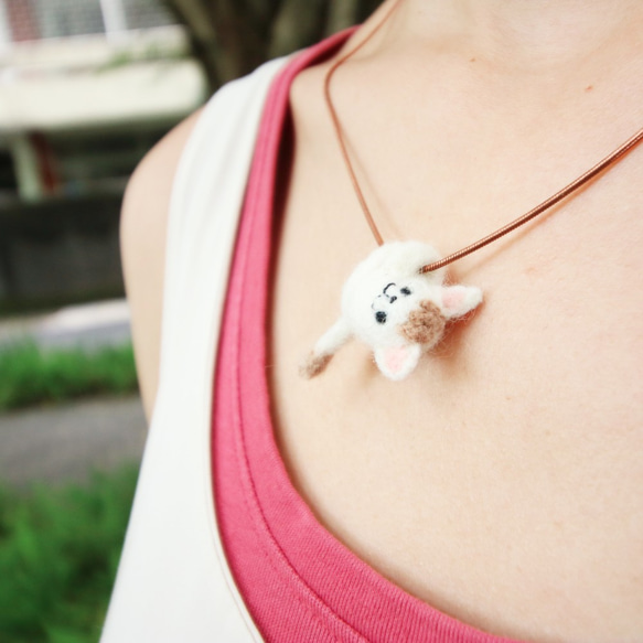 【寄り添う小動物シリーズ】ウールフェルトネックレス 白猫 4枚目の画像