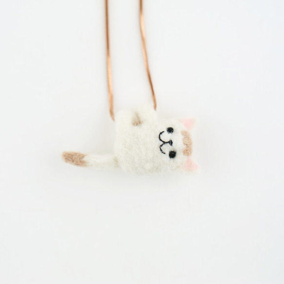 【寄り添う小動物シリーズ】ウールフェルトネックレス 白猫 3枚目の画像