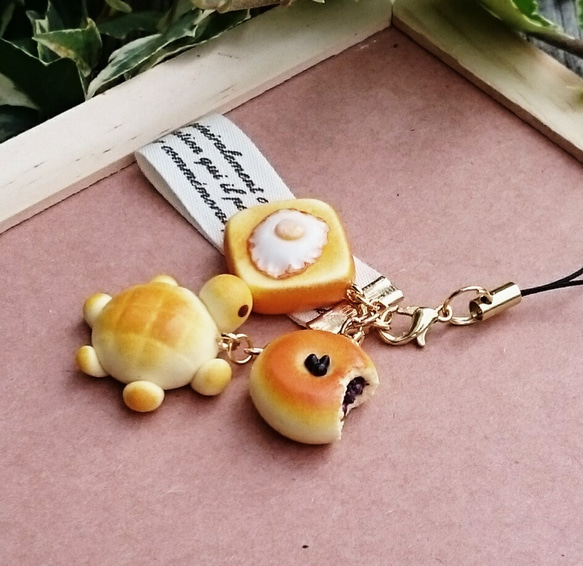 【766】柏餅のチャーム／ストラップ／樹脂粘土 ミニパン（かめパン）のストラップ（樹脂粘土） 携帯ストラップ SHIZU