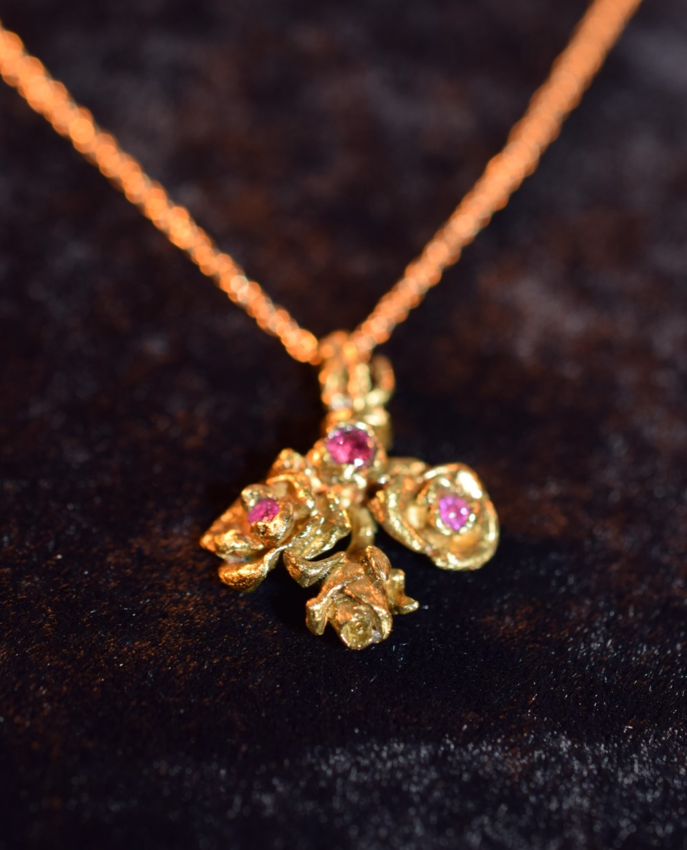 バラの花束のペンダント