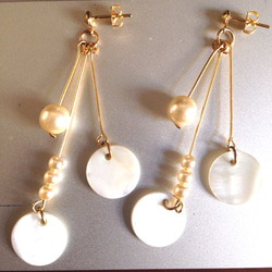 Swing Shell earrings ☆シェルとパールのピアス☆ゴールド 1枚目の画像