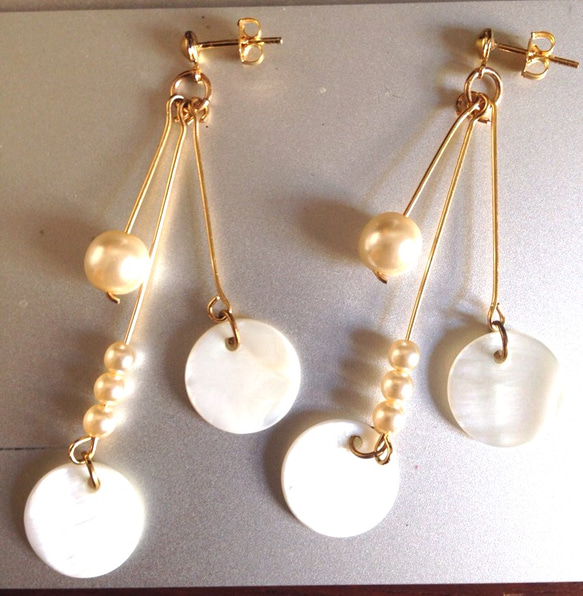 Swing Shell earrings ☆シェルとパールのピアス☆ゴールド 1枚目の画像