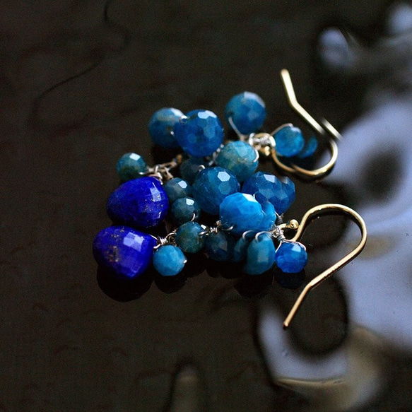 yamabudo : blue & blue ふたつの青い石を実のように束ねた耳飾り 1枚目の画像