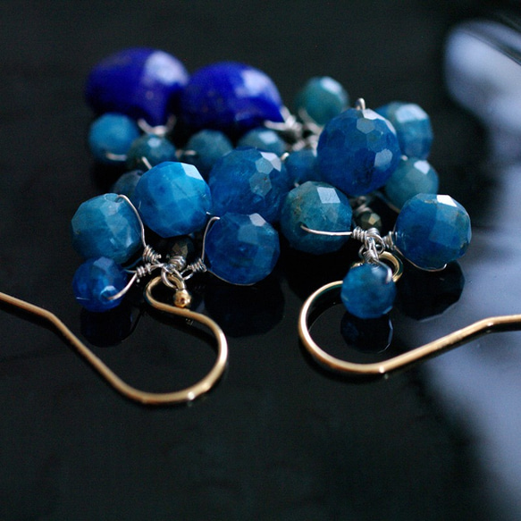 yamabudo : blue & blue ふたつの青い石を実のように束ねた耳飾り 9枚目の画像