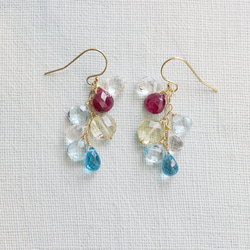 fusa : Ruby, Lemon, Blue（earring） ルビーとスイスブルートパーズとクォーツを小さな花束 1枚目の画像