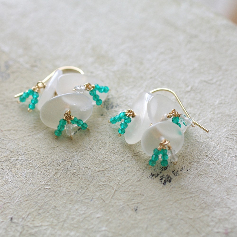 hana : Moonstone , GreenTopaz（earring）ムーンストーンとグリーントパーズの花