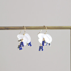 hana : BlueMoonstone , LapisLazuli（earring）ムーンストーンとラピスラズリの花 1枚目の画像