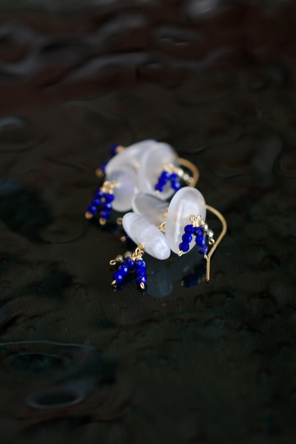 hana : BlueMoonstone , LapisLazuli（earring）ムーンストーンとラピスラズリの花 2枚目の画像