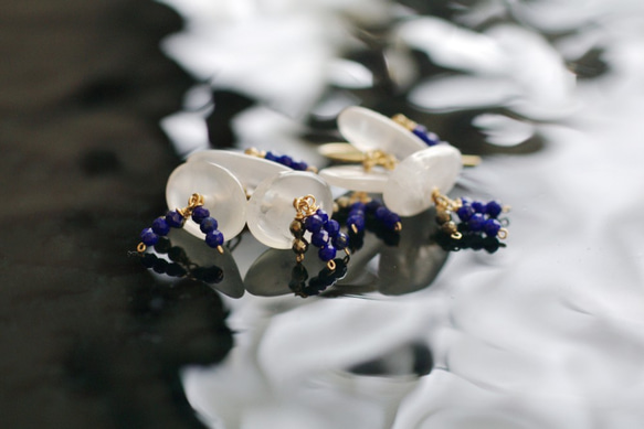 hana : BlueMoonstone , LapisLazuli（earring）ムーンストーンとラピスラズリの花 3枚目の画像