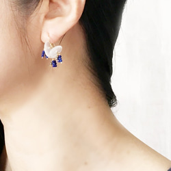 hana : BlueMoonstone , LapisLazuli（earring）ムーンストーンとラピスラズリの花 5枚目の画像