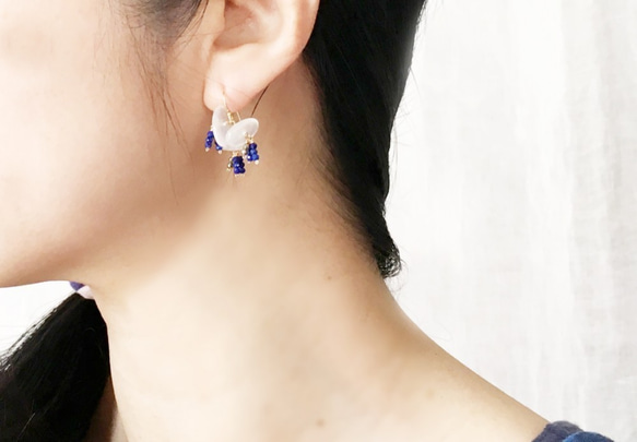 hana : BlueMoonstone , LapisLazuli（earring）ムーンストーンとラピスラズリの花 5枚目の画像