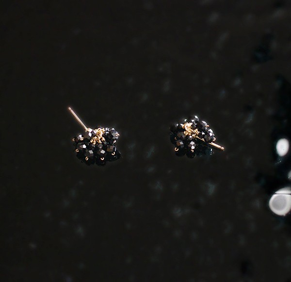 BlackSpinel / 小さな花（earring） ぱっと咲く小さな花のようなブラックスピネルの耳飾り