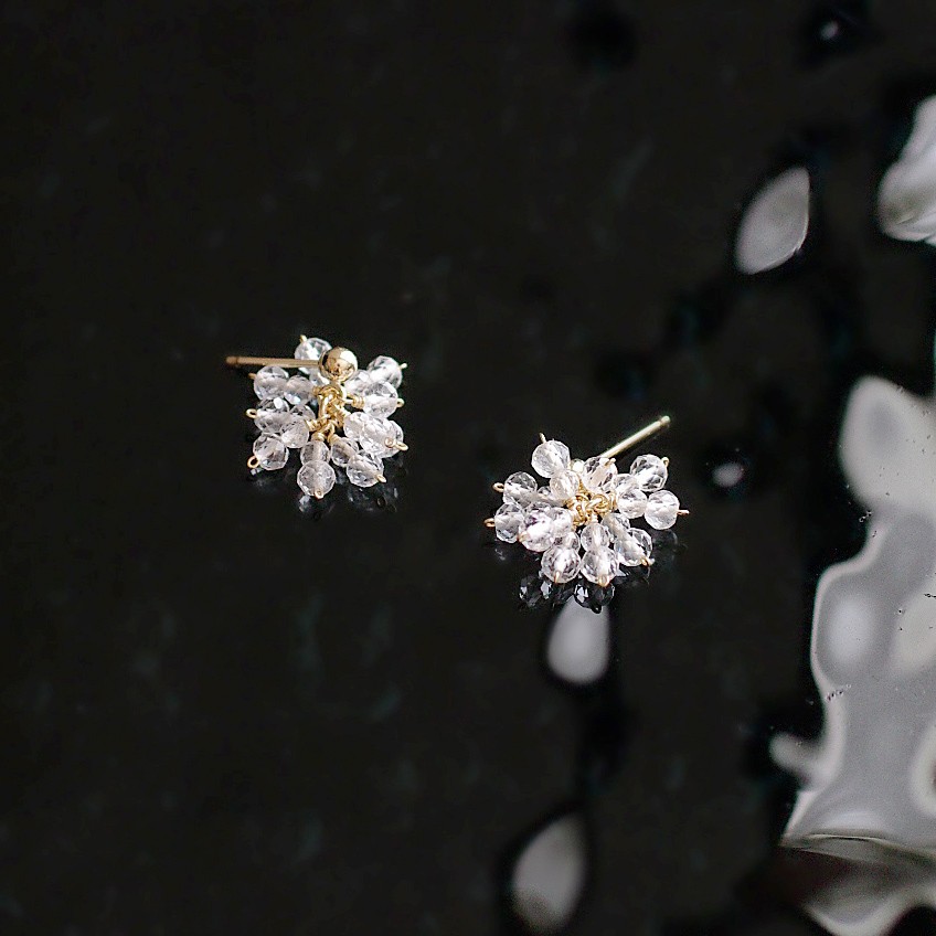WhiteTopaz / 小さな花（earring） ぱっと咲く小さな花のようなホワイトトパーズの耳飾り