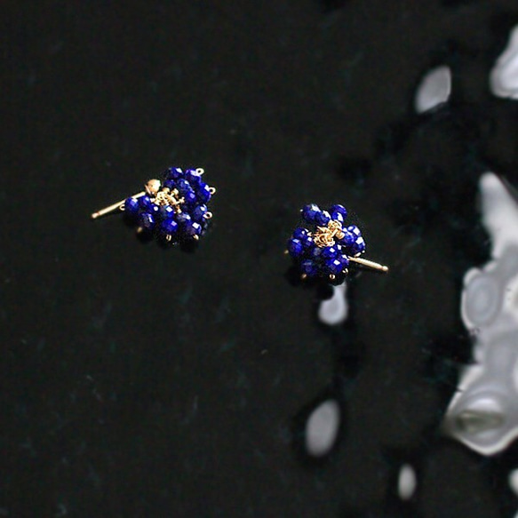 LapisLazuli / 小さな花（earring） ぱっと咲く小さな花のようなラピスラズリの耳飾り 2枚目の画像