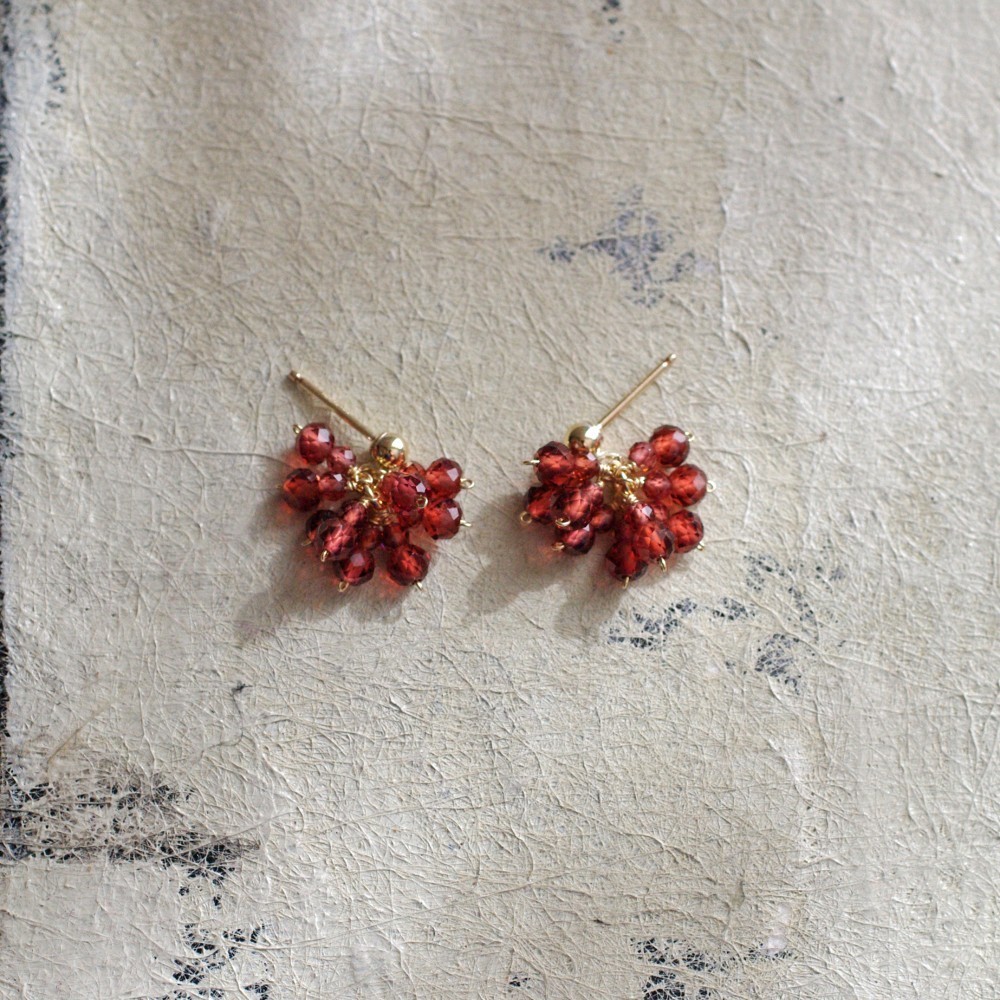 Garnet / 小さな花（earring） パッと咲く小さな花のようなガーネットの耳飾り