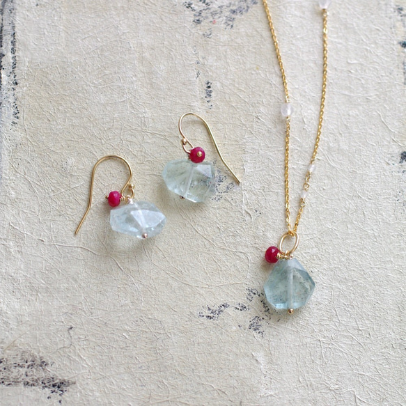 青苔海藍寶石和紅寶石（耳環）青苔海藍寶石和紅寶石的耳環 第4張的照片