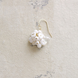 fusa : white Bouquet / 花 玉房（earring） 片耳タイプ 1枚目の画像