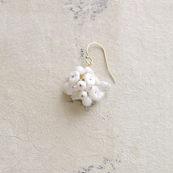 fusa : white Bouquet / 花 玉房（earring） 片耳タイプ 1枚目の画像