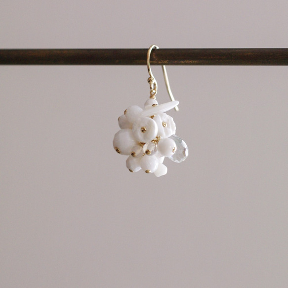 fusa : white Bouquet / 花 玉房（earring） 片耳タイプ 2枚目の画像