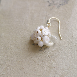 fusa : white Bouquet / 花 玉房（earring） 片耳タイプ 3枚目の画像