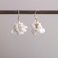 fusa : white Bouquet / 花 玉房（earring） 片耳タイプ 5枚目の画像