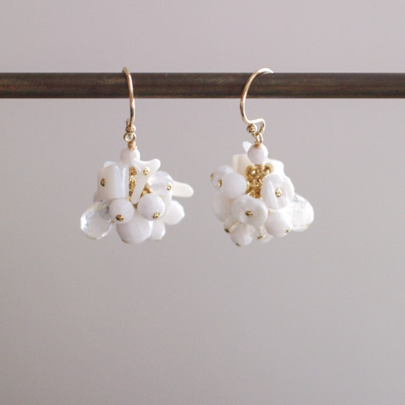 fusa : white Bouquet / 花 玉房（earring） 片耳タイプ 5枚目の画像