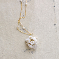 fusa : white Bouquet / 花 玉房（charms）白のネックレスチャーム 1枚目の画像