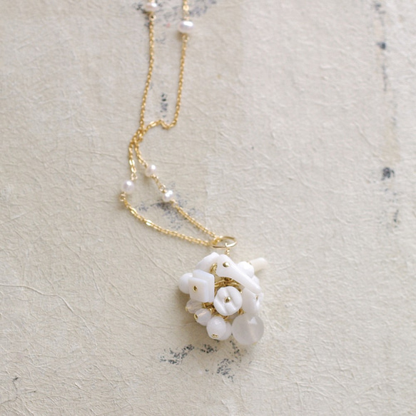 fusa : white Bouquet / 花 玉房（charms）白のネックレスチャーム 1枚目の画像