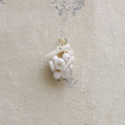 fusa : white Bouquet / 花 玉房（charms）白のネックレスチャーム 5枚目の画像