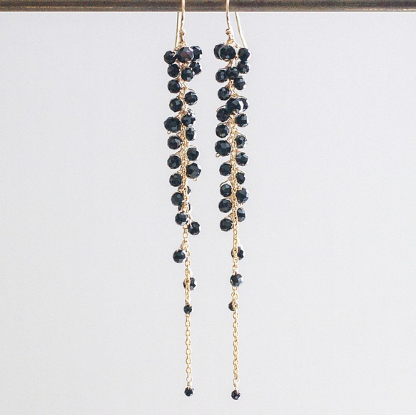 yamabudo : Black Spinel / 果房-L（earring） ブラックスピネルの山葡萄の耳飾り 2枚目の画像