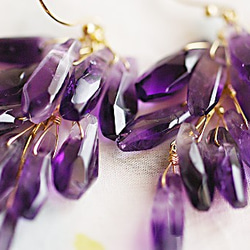 fusa : Amethyst（earring） ハンドカットのファントムアメシストを、果実のように束ねたピアス 5枚目の画像