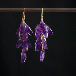 fusa : Amethyst（earring） ハンドカットのファントムアメシストを、果実のように束ねたピアス 6枚目の画像