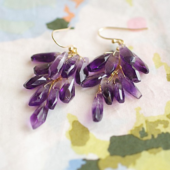 fusa : Amethyst（earring） ハンドカットのファントムアメシストを、果実のように束ねたピアス 7枚目の画像